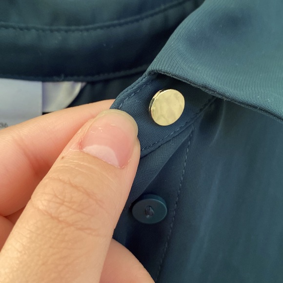 NWOT Dark Green Button down blouse size 4, silky smooth - Picture 3 of 5